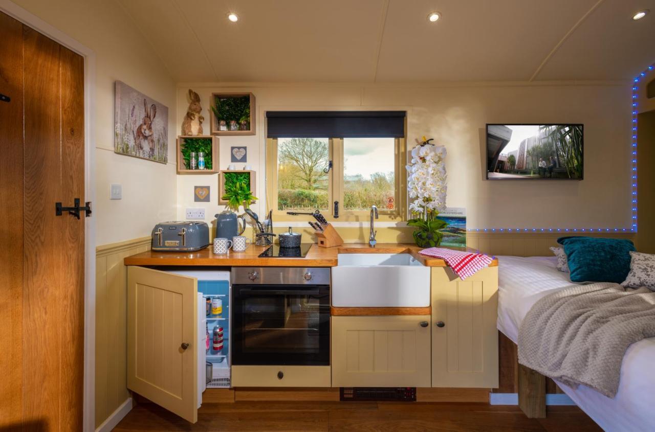 Hillside View Shepherds Hut - Ockeridge Rural Retreats Little Witley 外观 照片