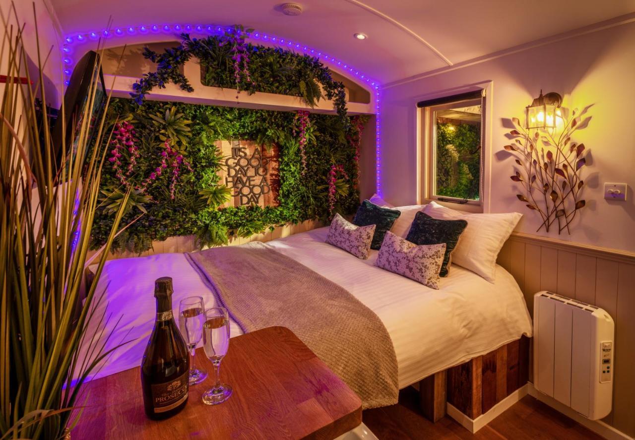 Hillside View Shepherds Hut - Ockeridge Rural Retreats Little Witley 外观 照片