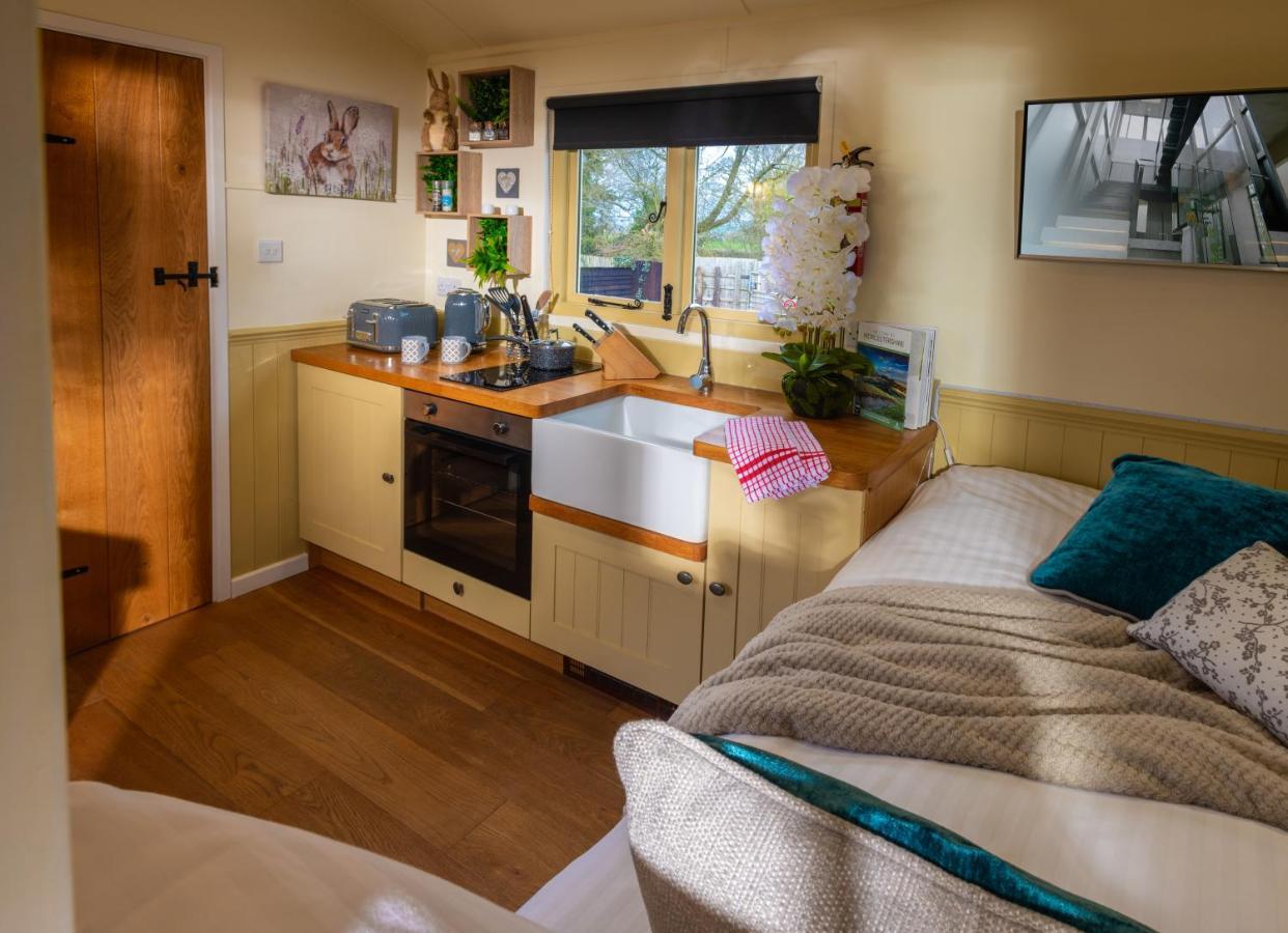 Hillside View Shepherds Hut - Ockeridge Rural Retreats Little Witley 外观 照片