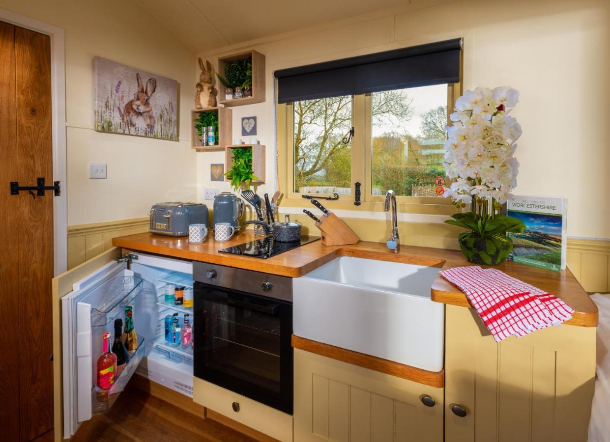 Hillside View Shepherds Hut - Ockeridge Rural Retreats Little Witley 外观 照片