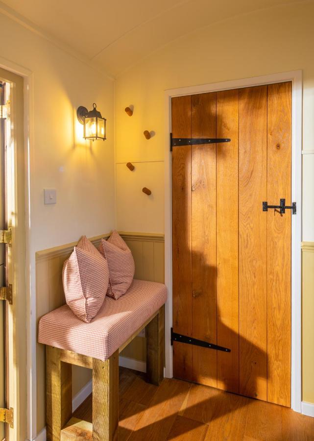 Hillside View Shepherds Hut - Ockeridge Rural Retreats Little Witley 外观 照片