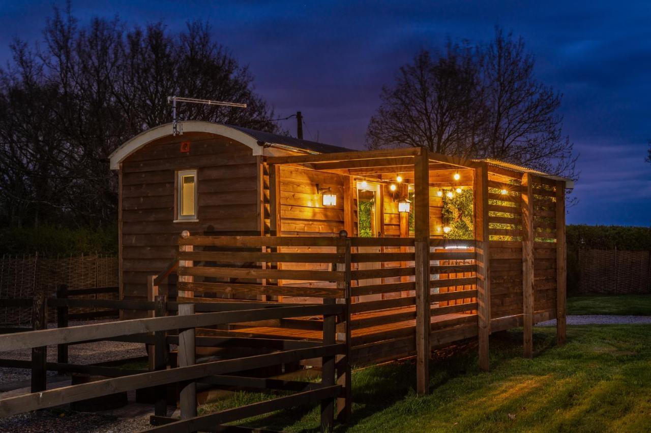 Hillside View Shepherds Hut - Ockeridge Rural Retreats Little Witley 外观 照片