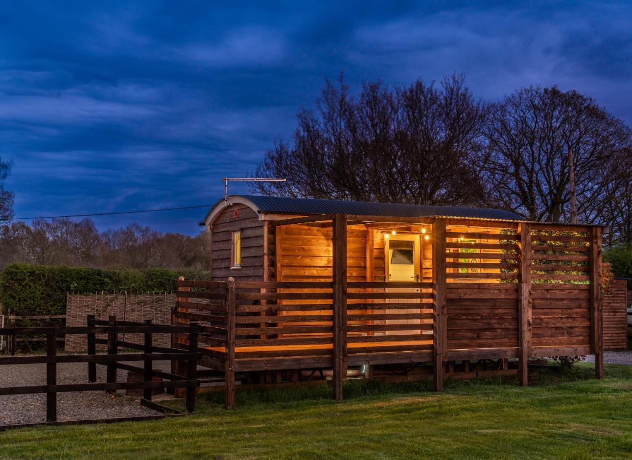 Hillside View Shepherds Hut - Ockeridge Rural Retreats Little Witley 外观 照片